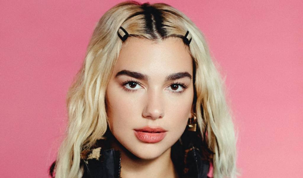 Dua Lipa una vez más volvió a cambiar su look durante la cuarentena: optó por un color “frutilla”