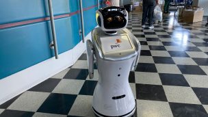 El llamativo robot que se suma al combate del Covid-19 en Hospital Padre Hurtado