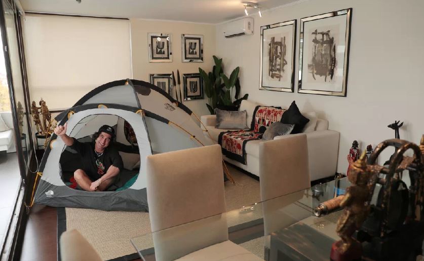 Claudio Iturra sorprende al mostrar que duerme en una carpa 2×2 en el living de su casa