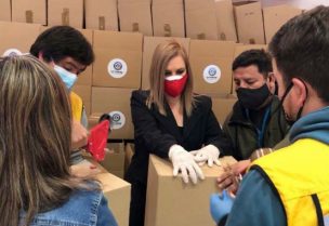 Pamela Jiles se unió a entrega de cajas de alimentos: 