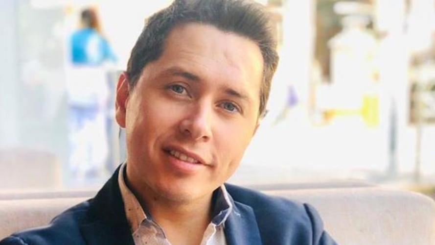 “¿La reconocen?”: Karol Lucero compartió postal de la mano de otra persona y retó a sus seguidores a descubrir quién es