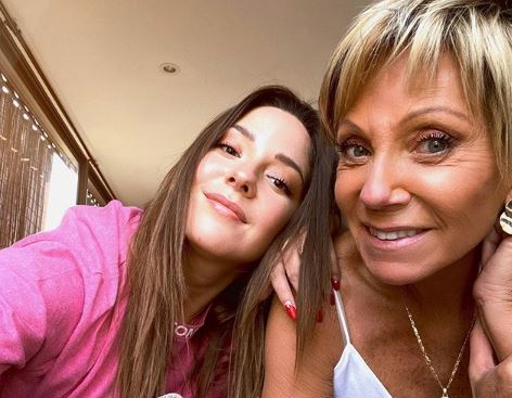 Kel Calderón muestra fotos de su infancia y sorprende con looks de “mamá Raquel”