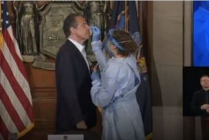 [VIDEO] Gobernador de Nueva York se somete a un test de coronavirus en directo por TV