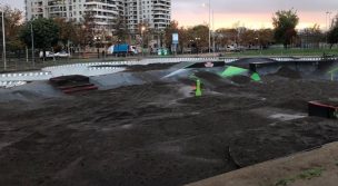 Municipalidad de Santiago clausura skate park echándole 5 toneladas tierra para que no se pueda patinar