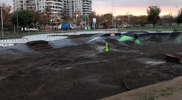 Municipalidad de Santiago clausura skate park echándole 5 toneladas tierra para que no se pueda patinar