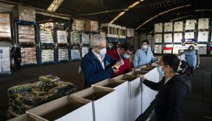 Presidente Piñera visitó centro de acopio de víveres para ayudar a familias afectadas por pandemia