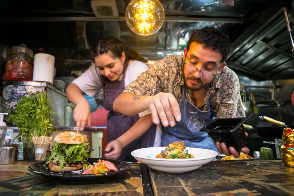 Así se renuevan los restaurantes en plena crisis del coronavirus en Chile