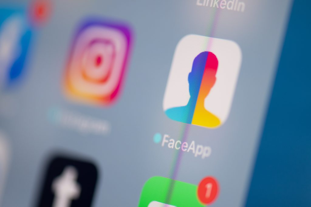 Consejo para la Transparencia alerta por riesgo de datos por uso de popular “FaceApp”