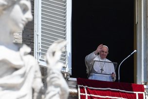 El Papa lamenta que el coronavirus cause 