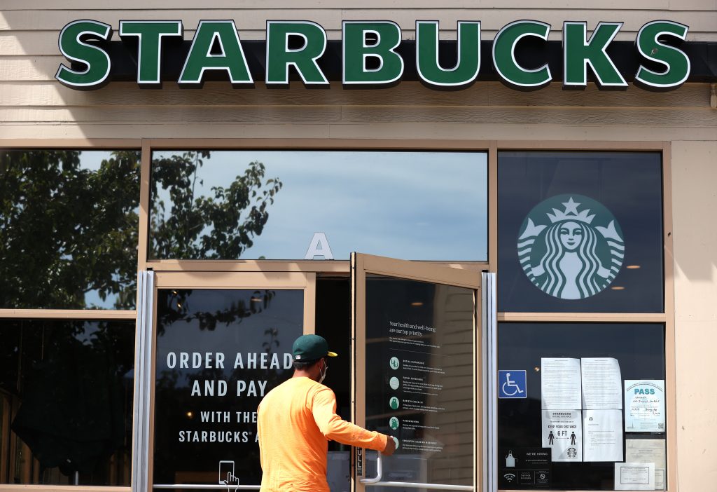 Starbucks suspende publicidad en redes sociales para protestar contra odio racial