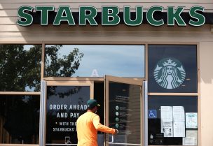 Starbucks suspende publicidad en redes sociales para protestar contra odio racial
