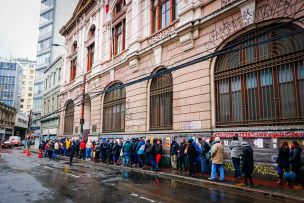 FOTOS | Larga fila para acceder al Registro Civil en Valparaíso tras aviso de cuarentena