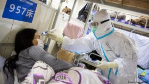 China instaura restricciones por temor a rebrote mientras pandemia enluta a Brasil