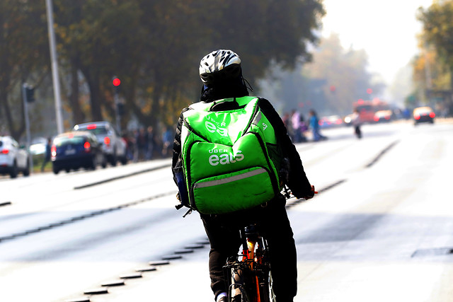 Ministro Paris dice que están “buscando un cambio” para los permisos de delivery en cuarentena