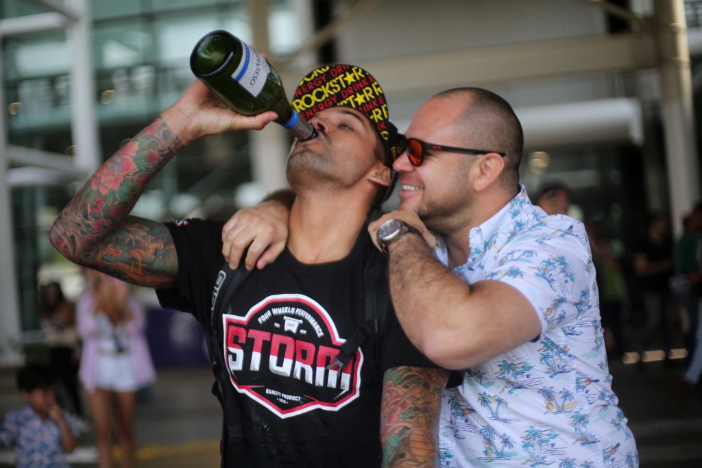 ¡Qué feo! Sorprenden a destacado deportista chileno haciendo un asado en un bosque y en plena pandemia