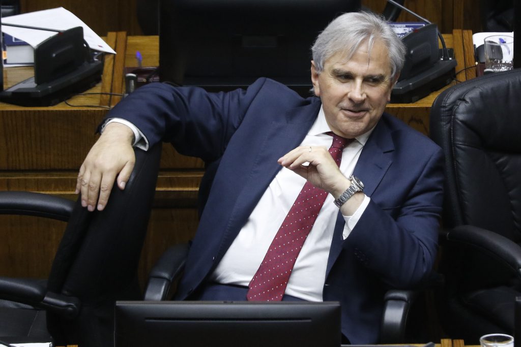 Senador Iván Moreira (UDI) se lanzó contra el Gobierno en plena sesión: “Estoy cansado de eso; quieren que nosotros pongamos la cara”