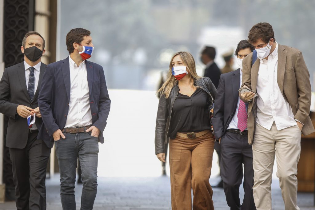 “¡Este es descriterio!”: parlamentarios de Chile Vamos criticaron a diputada Castillo (RD) por entrega errónea de caja con mercadería