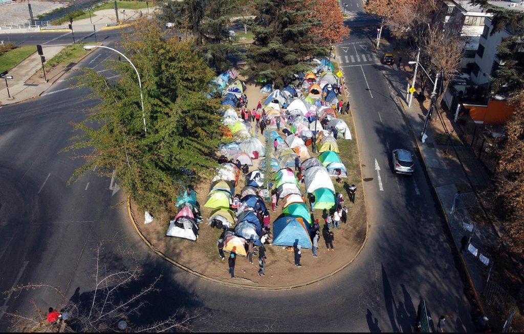 FOTOS | Cientos de bolivianos acamparon en avenida Santa María a la espera de soluciones para volver a su país