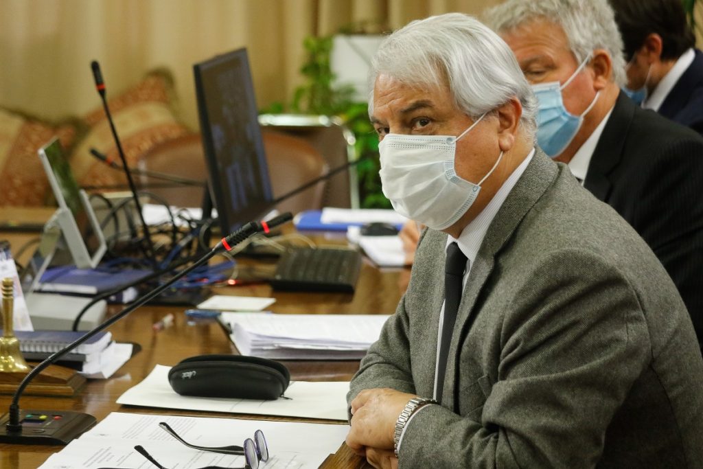 Diputado Naranjo acusó a Joaquín Lavín de realizar un “show” por residencia sanitaria
