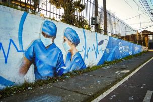 Pintan mural para homenajear a los trabajadores de la salud en Temuco