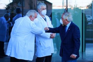 Enrique Paris realiza primera visita a hospital tras asumir como Ministro de Salud y fiscaliza reconversión de camas UCI