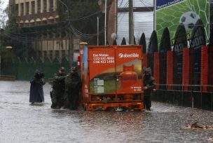 Dos vehículos quedan atrapados por inundaciones en Maipú