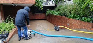 Inundaciones dejan 14 autos atrapados en estacionamiento de un edificio en Talca