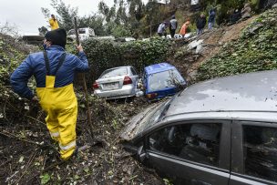 Valparaíso: 3 autos cayeron a un estero luego que cediera la ladera de un cerro