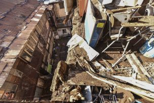 Valparaíso: Lluvias provocaron derrumbe de muro en casa Cerro Concepción