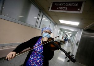 Técnico en Enfermería toca violín para acompañar a pacientes de la UCI del Hospital El Pino