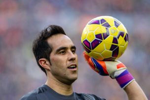 Medio español recordó golazo de tiro libre de Claudio Bravo por la Real Sociedad