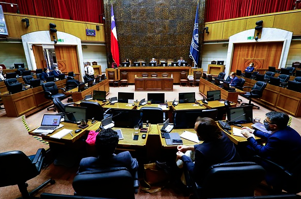 Senado aprueba que médicos especialistas ejerzan sin acreditación de CONACEM