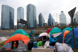 Alcalde Jadue anuncia que bolivianos que acampan frente a consulado serán trasladados a albergues en Recoleta