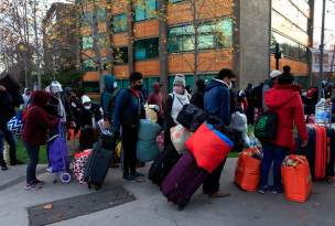 Intendente Guevara supervisa traslado de migrantes a distintos albergues de la capital