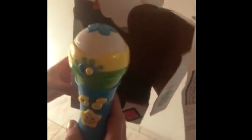 VIDEO | Mujer compró juguete para niños y se encontró con “obsceno” mensaje: se viralizó en redes sociales