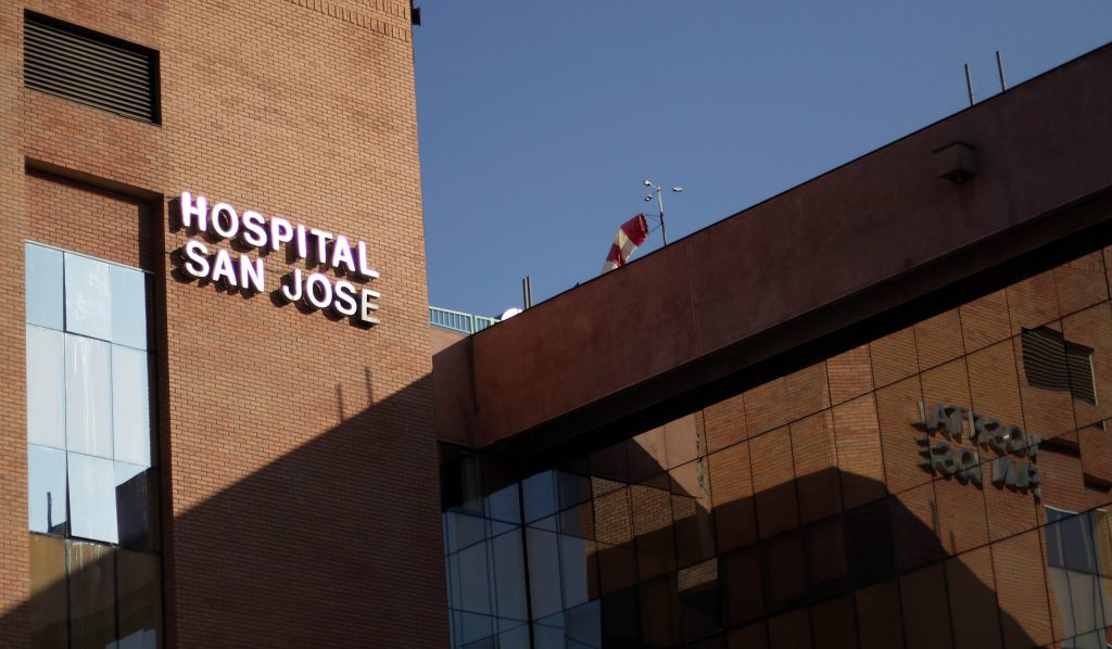 Registro muestra cómo se llueve una de las carpas de atención para pacientes con Covid-19 del Hospital San José