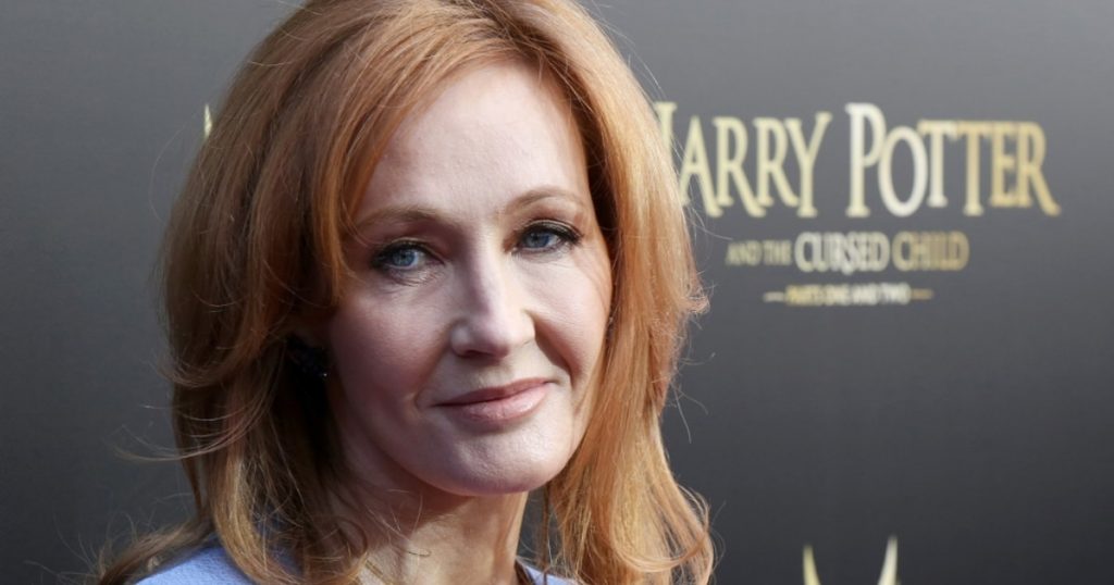 JK Rowling, autora de Harry Potter, es acusada de transfobia en Twitter por comentario sobre la menstruación