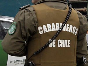 Carabinero detiene a fiesteros en Santiago Centro: amenazaron de muerte a funcionarios y les rompieron una radio