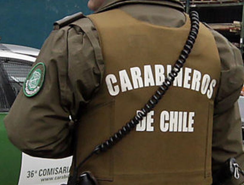 Carabinero detiene a fiesteros en Santiago Centro: amenazaron de muerte a funcionarios y les rompieron una radio