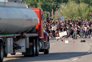 VIDEO | Camión cisterna embiste contra una manifestación en Minneapolis