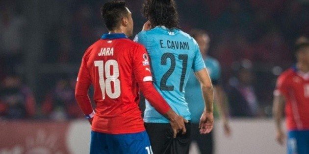 “El dedo de Jara”: El día que Edinson Cavani fue expulsado tras la picardía del jugador chileno