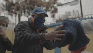 Banco de Chile entregó cuellos de lana a recolectores de basura en Día del Padre