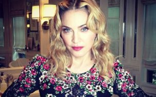 ¿Qué le pasó?: Madonna reaparece en marcha antirracial con muletas y sin mascarilla 