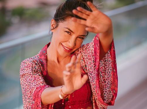 “Buenos tutos”: Francisca Merino impacta con sensual vestido y da su clave para la cuarentena