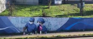 Artista sorprendió y realizó un emotivo mural para homenajear a los funcionarios de la Salud