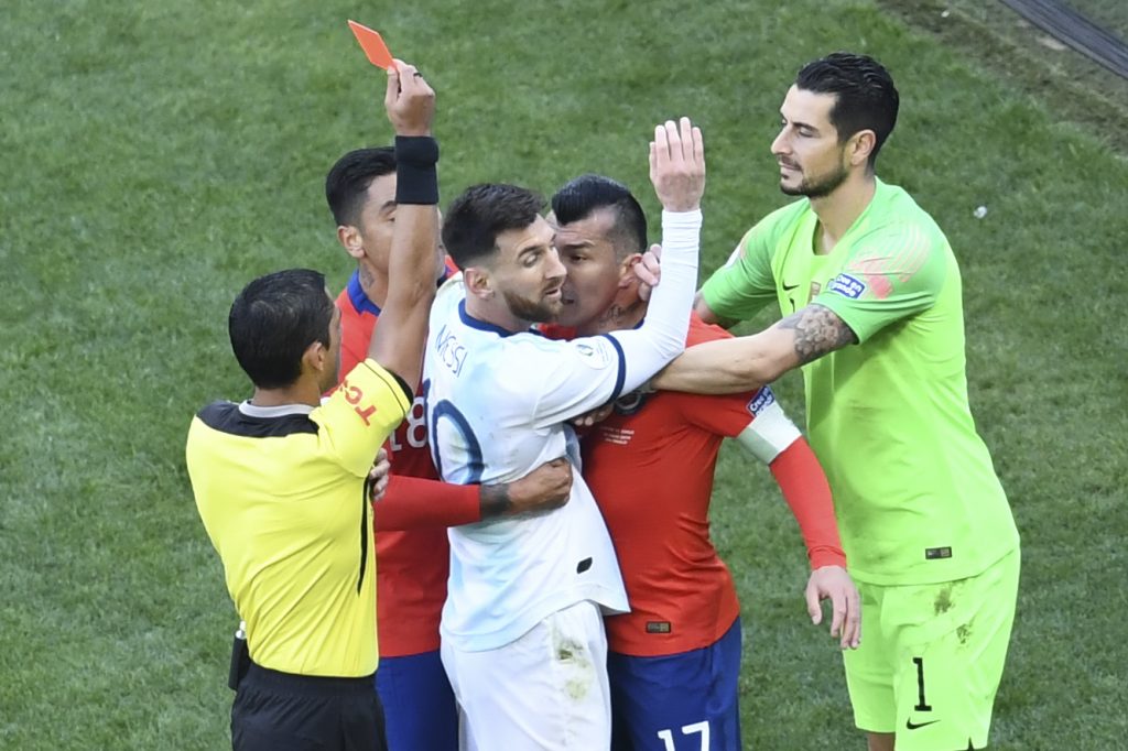 Gary Medel figura en listado de los jugadores más “agresivos” del siglo XXI