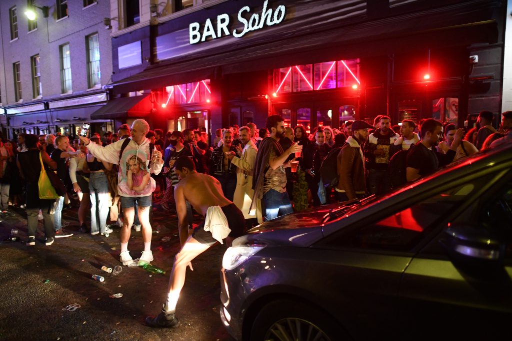 Sin distancia social, desnudos y fiesta “fuera de control” tras reapertura de pubs en Inglaterra