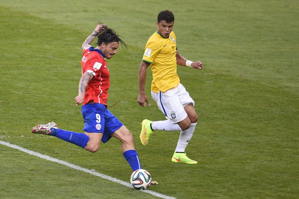 Mauricio Pinilla recordó el mítico palo ante Brasil y reveló: “Si esa pelota entraba, me iba a jugar al Real Madrid”