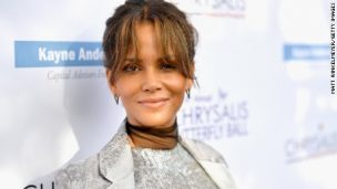 Actriz Halle Berry renunció a interpretar a personaje transexual tras críticas en redes sociales