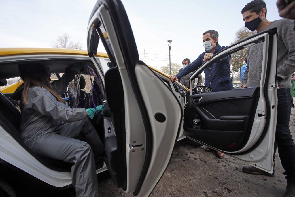 Instalan mamparas protectoras para taxis en el Parque O’Higgins